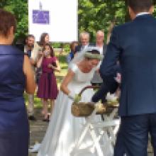 2019 Sommer Beliebter Trau- und Holzsägeort: Die Klosterkirche bei Leuten mit Heiratsabsichten und Hochzeitsgästen mit Humor